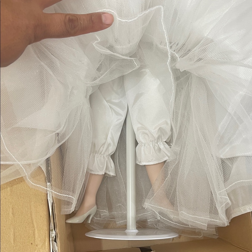 Collectible Porcelain Spring Promise Bride Doll with Lace Dress. 1997 used - Picture 6 of 16